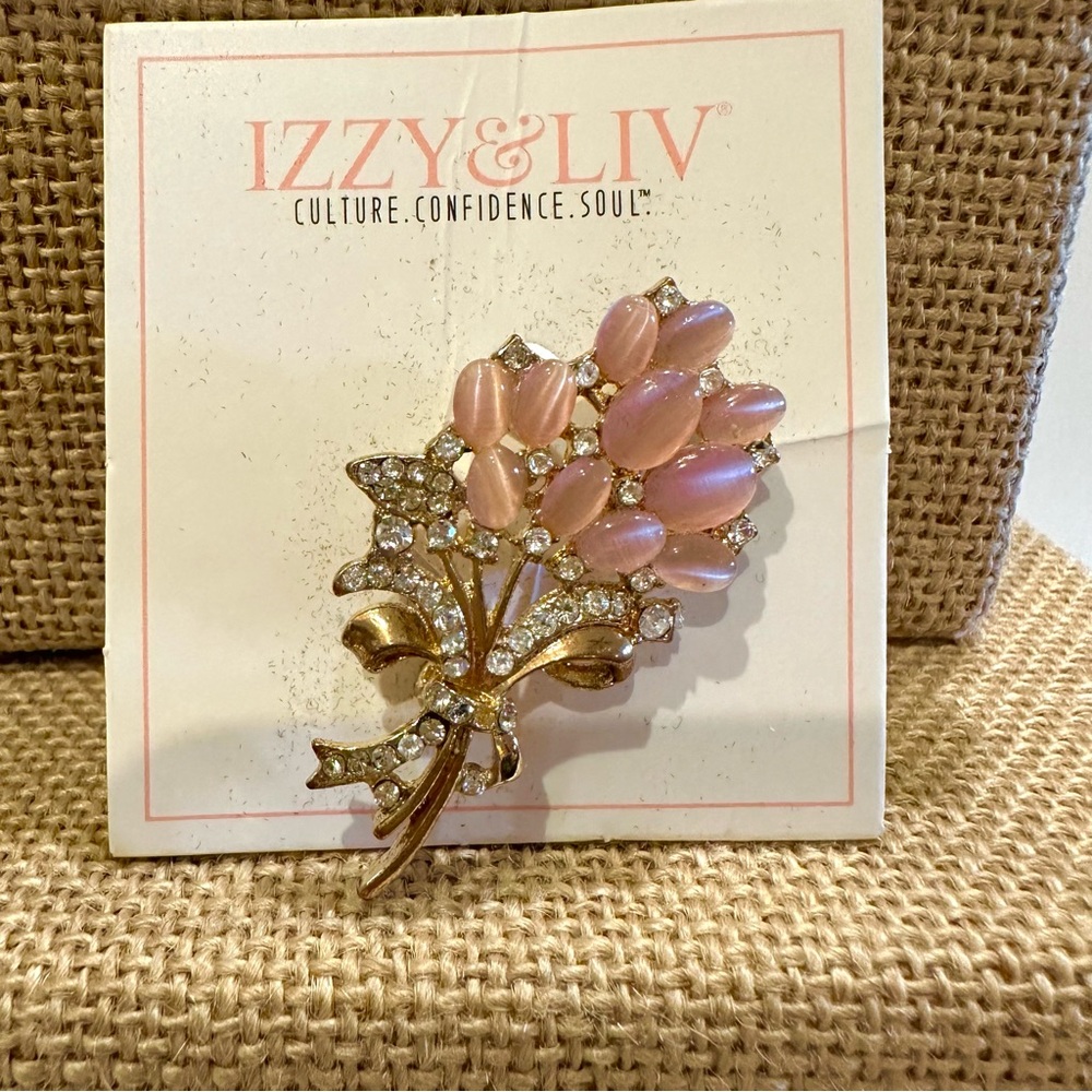 NWT Izzy & Liv Brooch/ gold tone w/ pale pink floral bouquet, rhinestones